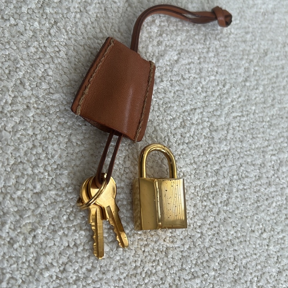 ❌SOLD❌Céline Clochette, Gold Lock & Keys Set - Picture 4 of 6
